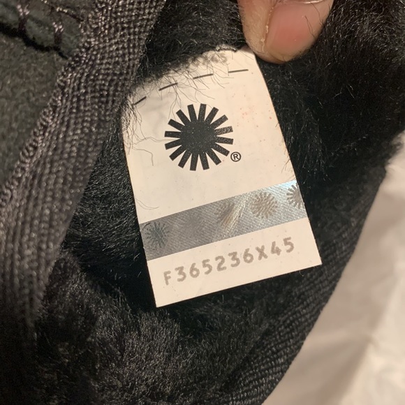 UGG Classic Short II Boots - Picture 12 of 13